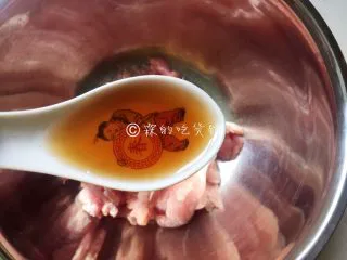 上海小吃 炸里脊肉串,加入料酒。