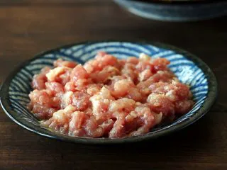 超下饭之红三剁,肉馅儿中加入水淀粉，再放少许油抓匀，这样处理后肉会非常嫩口。