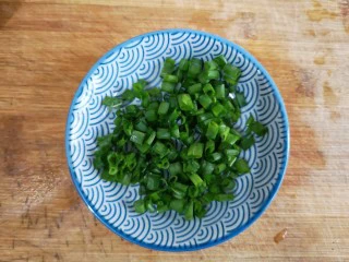 蒜蓉粉丝开背虾,小葱切圈备用。