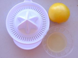 秘制异国风味鸡胸肉腌料&绝佳搭配 （减肥必备）,鲜榨柠檬汁半个的量 倒入粉类材料 混合搅拌均匀