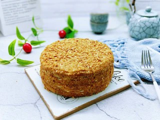 俄罗斯提拉米苏#异国美食#,最后涂抹奶油奶酪，再撒上饼干碎，可以多撒一些哈！表面被饼干碎包裹。冷藏好了再切开了呦～