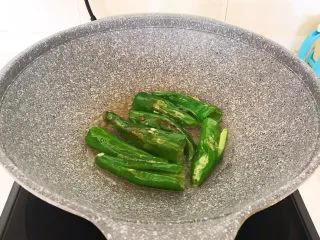 超级下饭菜 油焖尖椒,煎至小辣椒两面面色即可