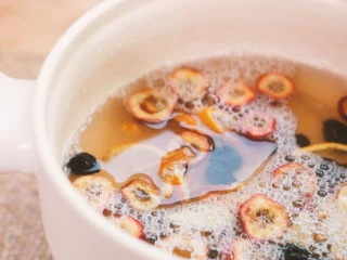 【酸梅汤】最正宗的古法酸梅汤,是烟熏味的,四味食材与浸泡用的水一起入锅;