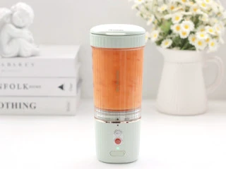 蔓越莓沃柑冷萃果茶,双击榨汁开始榨汁，350ml大容量，使用起来特别方便。