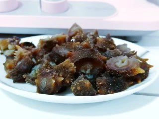 家常快手菜【凉拌海参】,蒸好的海参切小段，便于入味。