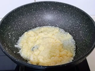 自制蒜蓉辣酱,待油温7成热时，加入蒜蓉小火翻炒，炒出蒜香味。