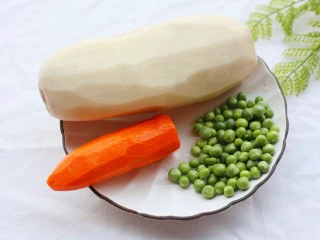下饭神器小炒藕丁,准备材料：莲藕1个，胡萝卜半根，青豆适量。