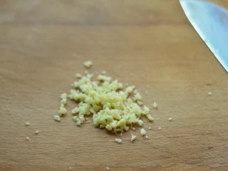 黑椒牛肉杏鲍菇,姜切碎末