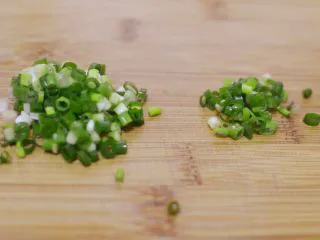 正宗地道的麻婆豆腐,小葱切葱花，分成两份，少的那份最后用来点缀。