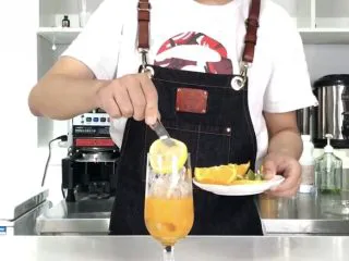 无酒精鸡尾酒，让你轻松尬过战斗民族！,加入新鲜水果