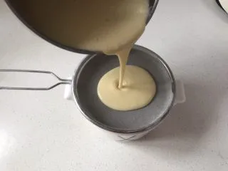 香港名小吃鸡蛋仔,过筛搅拌均匀的面糊,这样面糊更细腻无颗粒