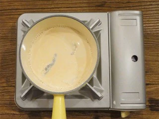 锅烧焦糖奶茶,牛奶有层奶皮后再加入茶包，三包的茶味较浓，这里注意火可以改小火了，不然很容易沸腾出来