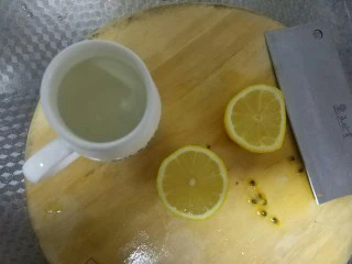 柠檬百香果益酸菌,容器底部先铺一层蜂蜜