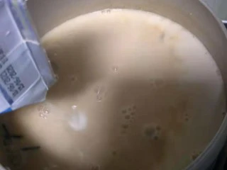 红糖珍珠奶茶,再倒入纯牛奶250ml