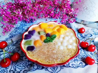 芒果芋圆西米露,然后把芒果奶昔放入碗中，加入西米，芋圆，芒果肉，小圆子即可