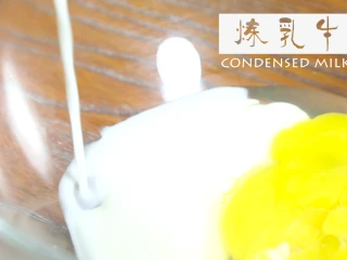 港式茶餐厅小吃,香甜味美的西多士,打一个鸡蛋,加入适量炼乳搅拌均匀