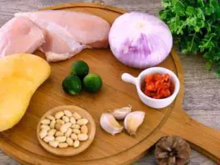 水果入菜，风味绝妙——酸辣芒果鸡丝,·食材· 鸡胸肉 300g、芒果 30g、红洋葱 15g 薄荷叶 5g、香菜 5g、料酒 15g 蒜 15g、花生米 20g、葱 15g 姜 5g、剁椒酱 10g、青柠 15g