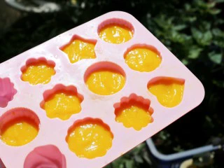 百变水果 芒果冰格,将打出来的芒果牛奶汁倒入准备好的冰格模具中,如果要做分层效果,可以将剩余的牛奶倒入一部分,再倒入芒果汁,随自己喜欢