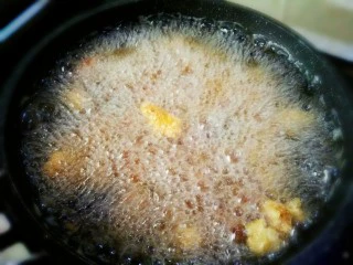 #猪年#新奥尔良小酥肉,锅里油烧热，先放一个肉进去，能够迅速浮起来，就可以把肉放进去，一开始中小火炸至