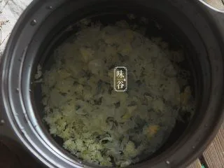火龙果银耳糖水,将银耳放进锅内，加入适量的清水；