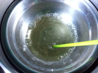 法式甜点–夏威夷风情椰子,透明“椰子水”：用碗装20g饮用水、1片吉利丁片，待吉利丁片泡软后隔水加热至完全融化，关火。
