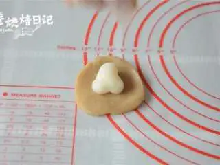 风靡街头的板栗饼不敢吃?那就自制吧,美味又好吃,制作板栗饼的馅料,先将板栗馅分为15克每个,取一份压扁,放入10克麻薯和适量肉松,封口,备用。