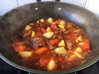 番茄土豆烧牛肉,大火煮开，小火炖10～15分钟左右。