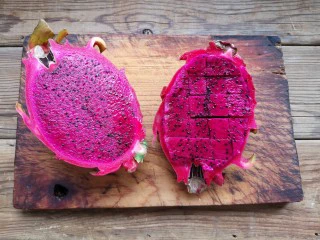 火龙果椰蓉奶冻,火龙果洗净对半切开,取其中一半切小块。