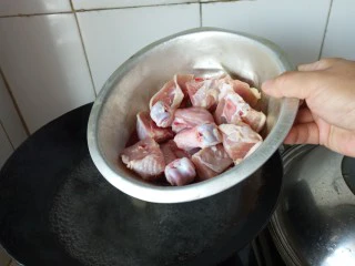 红烧鸡腿焖腐竹,煮沸后放入鸡块焯去血沫