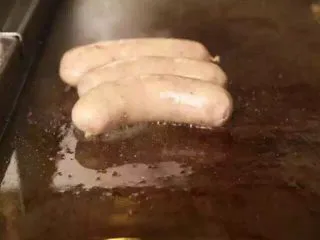 德国风味烤肠,拿出香肠，自然解冻或14度左右的水中解冻。