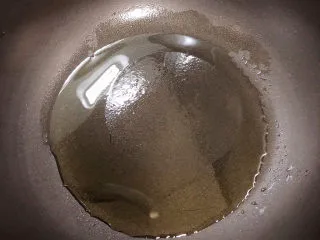 番茄金针菇汤,锅中倒油，加热至五成热。