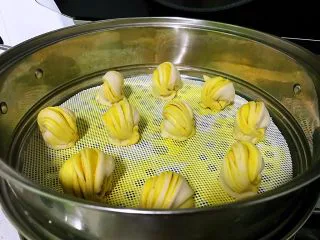 姜黄花卷，饮料做,蒸锅中水烧到微热40度左右，关火，将装有花卷的蒸笼放入，盖上盖子醒发约30分钟，看到花卷有明显的变大，大约为原来的1.5倍时，开火，水开后蒸15分钟，关火焖约2分钟。