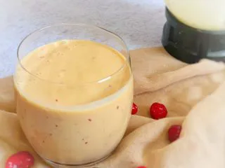 蔓越莓芒果奶昔,倒入杯中