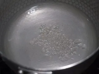 老北京小吃之冰糖葫芦,这是第二次加水后的图片,可以看到之前那一大把冰糖已经变小很多了。