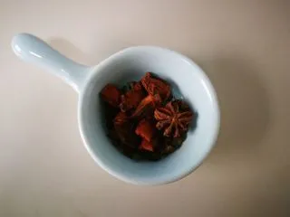 家常菜啤酒鸡翅,准备好的大料，有八角和十多粒花椒粒。