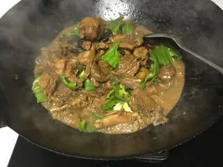 北方的“小鸡喝饼” 材料简单，饭菜同出！！,放点青椒和一点点盐，翻炒均匀即可出锅