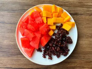 黑凉粉水果捞,西瓜去皮切成小块,芒果去皮去核切成小块,蜜红豆准备好。