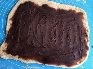 老北京驴打滚,将准备的豆沙馅儿均匀的铺在面片上面