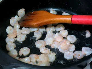 宴客快手菜【虾仁滑蛋】,虾仁两面煎成红色后，装出