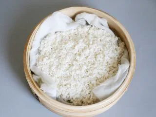 武汉小吃 糯米包油条,糯米洗净,浸泡一小时,沥干水分,上锅蒸半小时蒸熟。