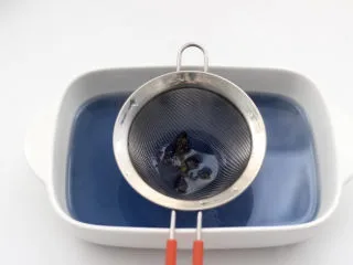 蓝蝴蝶奶冻西米露,把汤汁过滤一下。