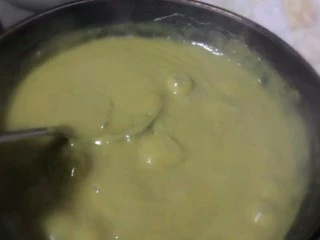 大同特色小吃苦荞粉,搅拌过程中觉得稠可以陆续加入另一个盆中的开水搅拌，