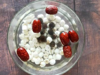 莲子红枣桂圆汤,放进锅里煮个30~40 分钟