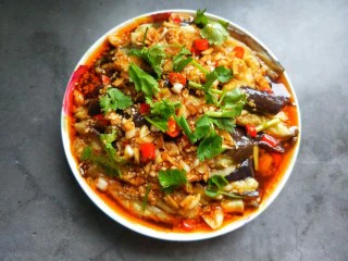 手撕茄子（内附万能凉拌汁做法）,将凉拌汁倒入茄子中。