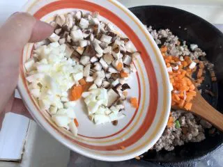 土豆的101种吃法➕火山肉末土豆泥,加入鲜香菇和蛋白碎翻炒均匀