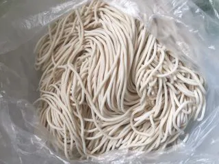 超级下饭的豆角焖饭，爱吃面食的北方人不容错过,现买的手工面条，买了2块钱的，大约400来克，真好够三口之家吃