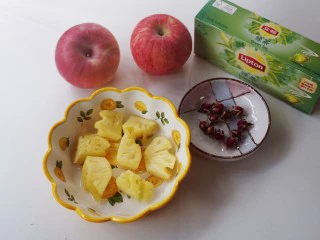 一款疏肝理气，适合春天喝的花茶～玫瑰苹果花茶,苹果表面用盐搓洗干净，菠萝🍍切小块（水果可选自己喜欢的）红枣切小块（忘了拍照），准备养生壶