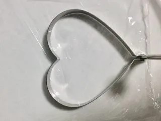 创意鹅肝甜点,保鲜膜铺好,模具置于保鲜膜上