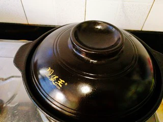 圆土豆+土豆烧排骨,盖上盖子,小火焖烧15分钟,期间要翻底