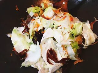 台灣傳統小吃 - 白菜滷,中小火持續翻炒